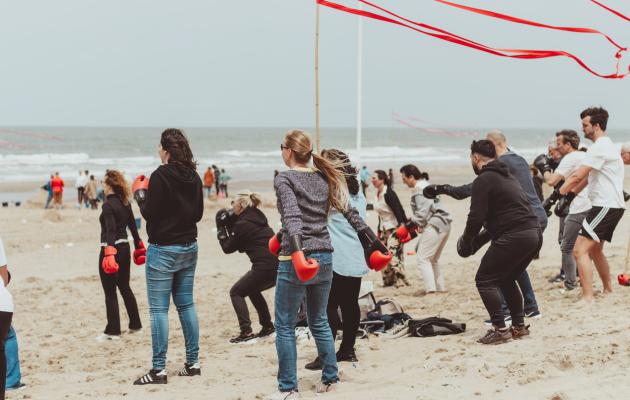 boksclinic strand bedrijfsuitje Noordwijk origineel teamuitje