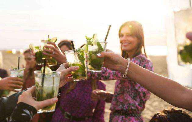cocktail shaking workshop beach noordwijk team outing