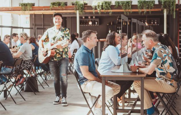 Muziekquiz Noordwijk live quiz origineel bedrijfsuitje 