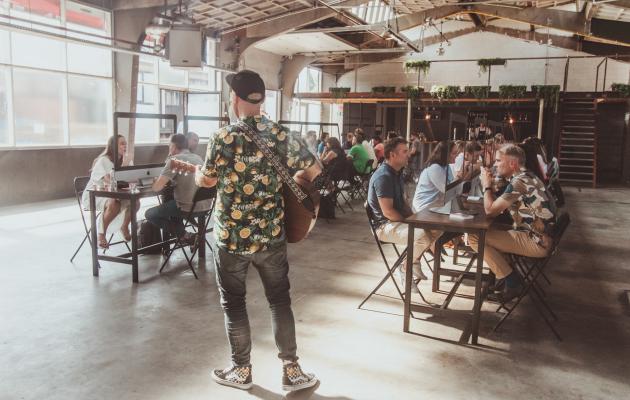 Muziekquiz live gitaar Music Challenge quiz,bedrijfsuitje teamactiviteit aan zee 
