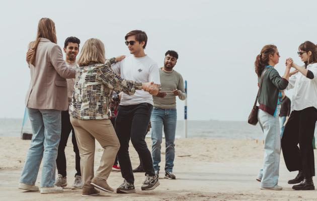 beleving Noordwijk actief bedrijfsuitje dans salsa les