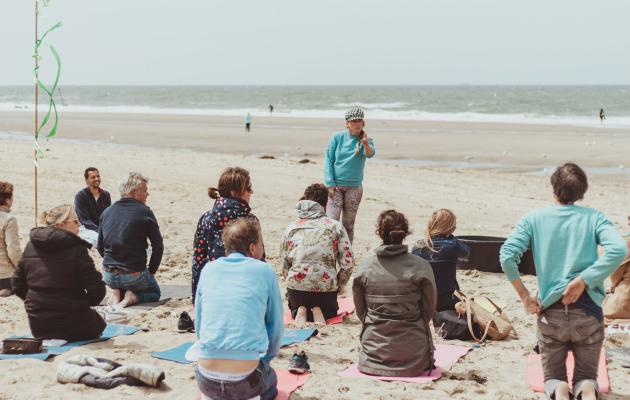 yoga strand noordwijk uitje