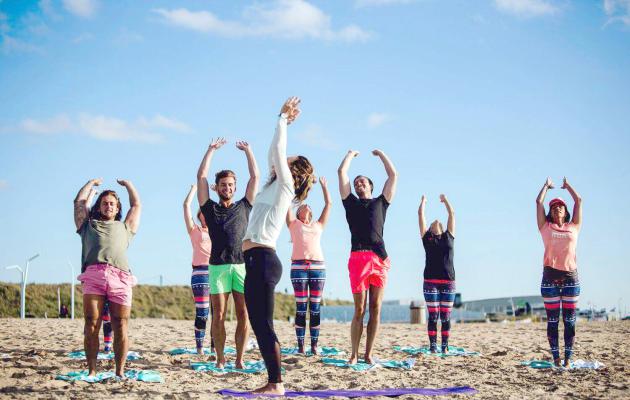 Yoga workshop Noordwijk teamuitje vrijgezellenfeest vrouwen vergadering