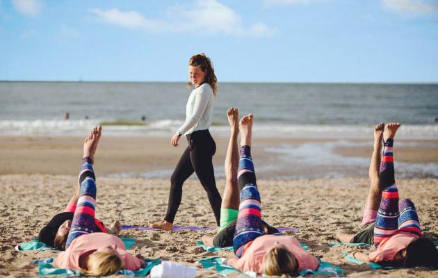 yoga workshop strand Noordwijk uitjes